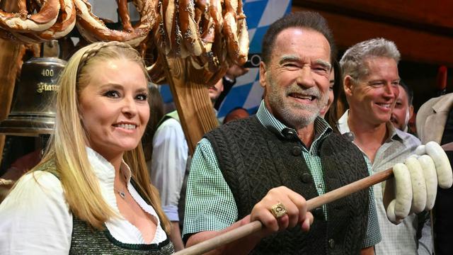Party: Für Schwarzenegger ging es im Rampenlicht um die Wurst 