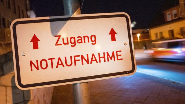 Bad Kreuznach: Auto prallt in Kurve gegen Baum: Fahrer schwer verletzt