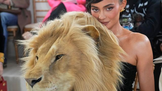 Paris: Aufregung um Superstars mit Kunst-Tierköpfen bei Modenschau