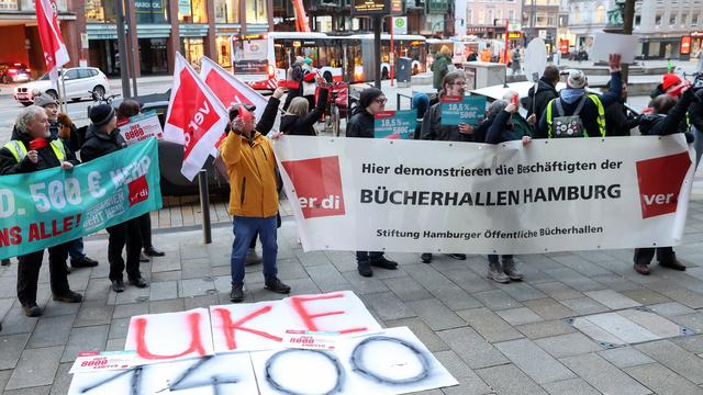 Kundgebung in Hamburg: Beschäftigte demonstrieren vor Finanzbehörde 