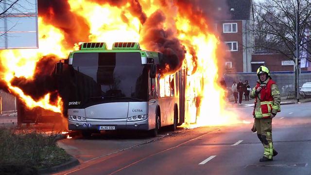 Brände: Hybrid-Linienbus geht in Flammen auf 