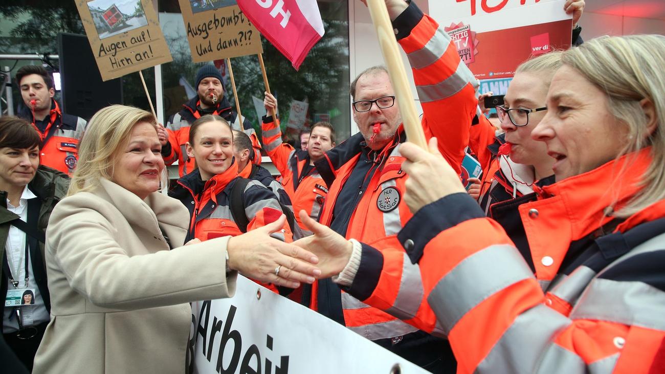 Tarifverhandlungen: Harter Tarifstreit Im öffentlichen Dienst - Streiks ...