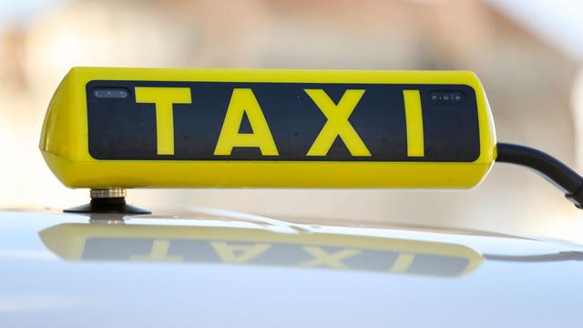 Wuppertal: Taxi prallt auf Bollerwagen: Fünf Kinder verletzt