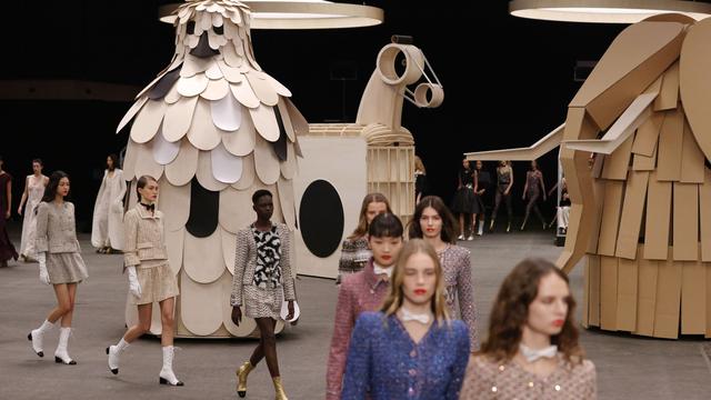 Fashion Week : Tierskulpturen bei der Haute Couture Show von Chanel