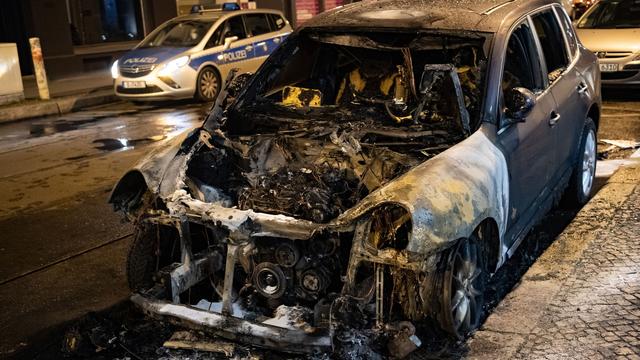 Berlin-Charlottenburg: Zwei Autos angezündet: Zusammenhang wird geprüft