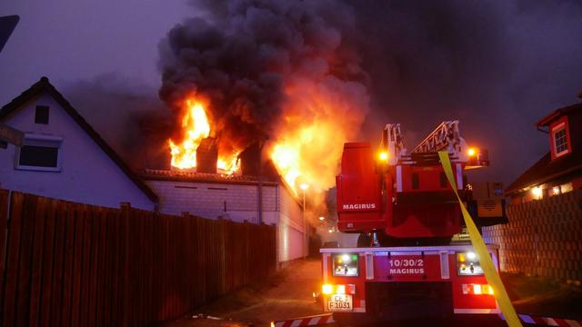 Feuerwehreinsatz: Dachstuhlbrand in Celle: Vier Menschen verletzt