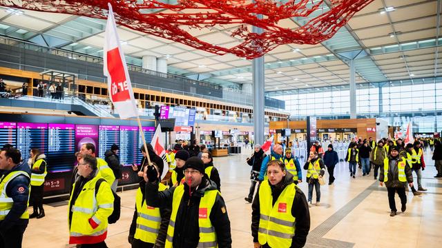 Tarifverhandlungen: Etwa 1500 Streikende bei Kundgebung vor Flughafen BER