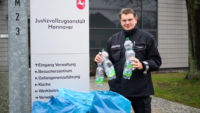 Soziales: Häftlinge der JVA sammeln Pfandflaschen für kranke Kinder