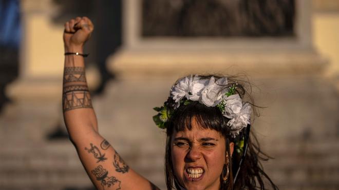 Fotografie: Ein Mitglied der feministischen Gruppe Femen protestiert gegen die steigende Zahl von Frauenmorden in Spanien. Innerhalb von 20 Tagen wurden sechs Frauen von ihren Partnern oder ehemaligen Partnern ermordet, so die neuesten Aufzeichnungen des Regierungsbüros.