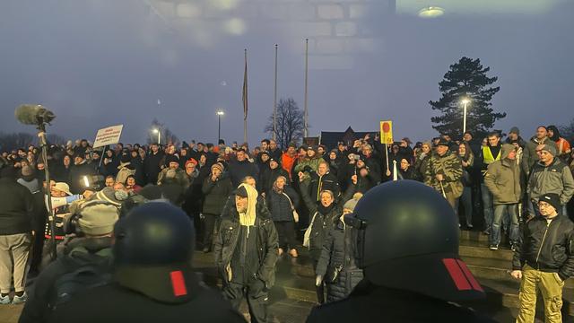 Flüchtlingsunterkunft geplant : Proteste vor Kreistag in Mecklenburg-Vorpommern
