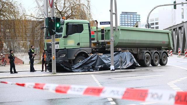 Hamburg: Radfahrer bei Zusammenstoß mit Lastwagen tödlich verletzt