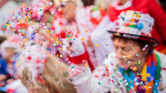 Karneval: Beim Rosenmontagszug dürfen keine Kamellen im Rhein landen