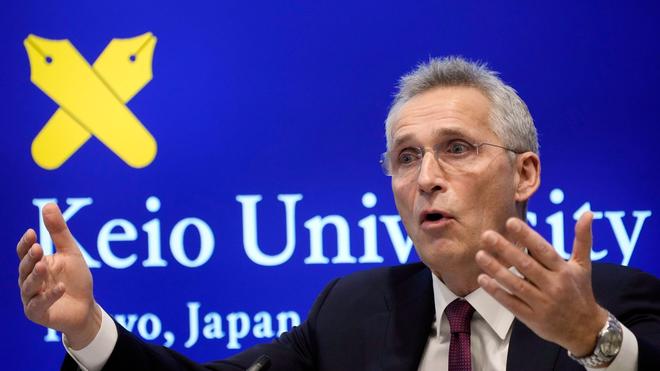 Konflikte: Nato-Generalsekretär Jens Stoltenberg bei seinem Besuch in Japan im Gespräch mit Studentinnen und Studenten an der Keio-Universität in Tokio.