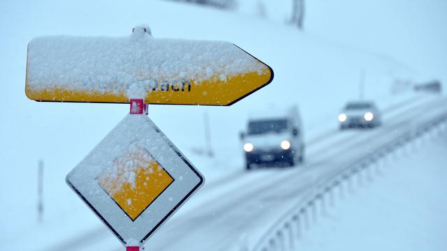 Verkehr: Verkehrschaos in Bayern: DWD warnt vor starkem Schneefall
