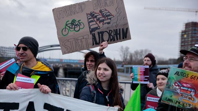 Klimabewegung: Aktivisten protestieren gegen Ausbau von Stadtautobahn A100