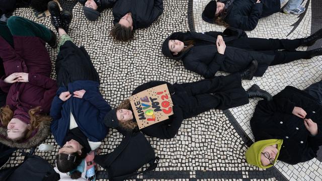 Wiesbaden: Klimaaktivisten protestieren mit Kunstaktion 