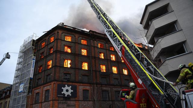 Mannheim: Gewerbegebäude brennt weiter: Kontrollierter Abriss