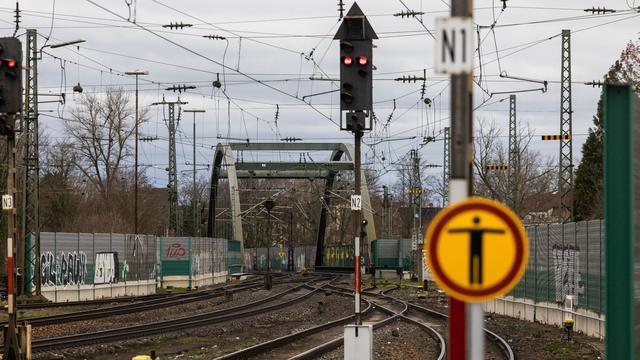 Bombensprengung: Weltkriegsbombe an Bahnstrecke Karlsruhe-Basel gesprengt
