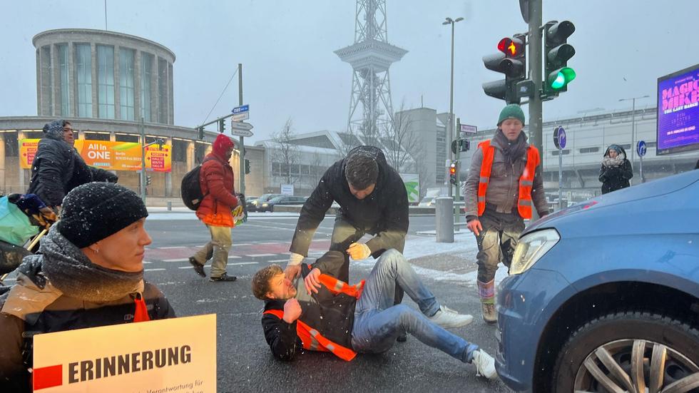 Auseinandersetzungen: Letzte Generation Blockiert Wieder Verkehr In ...