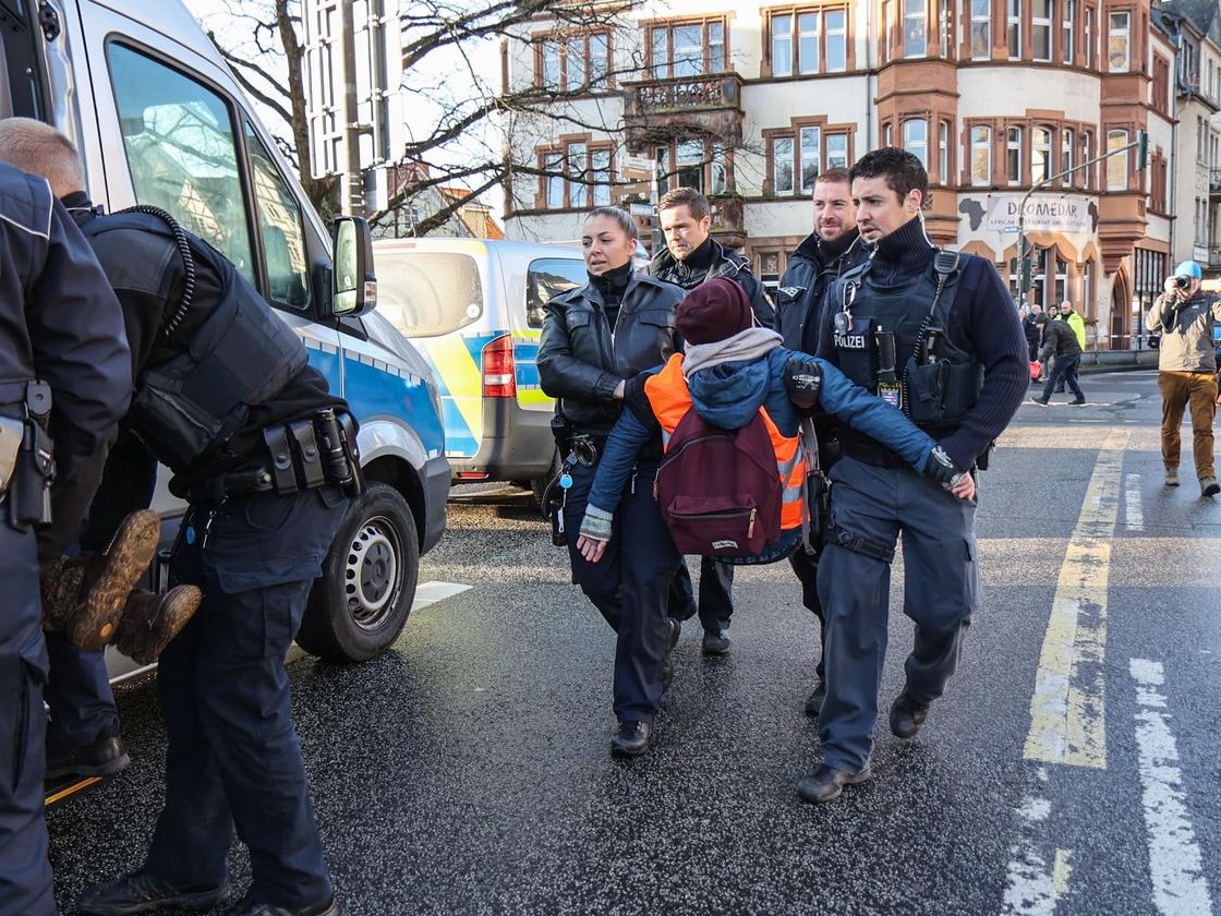 Protestaktion: Klimaschutzaktivisten blockieren Straße in Marburg | ZEIT  ONLINE