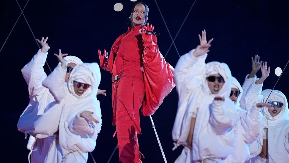 HalbzeitShow Rihannas fulminante Show beim Super Bowl ZEIT ONLINE