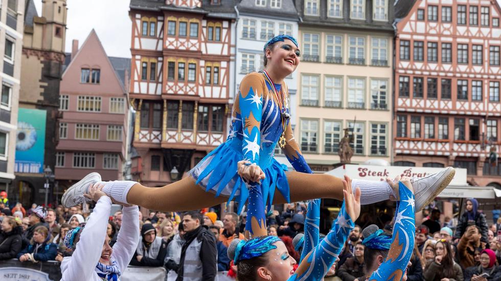 Brauchtum: Nach Corona-Zwangspause: Fastnachtsumzug unterwegs | ZEIT ONLINE