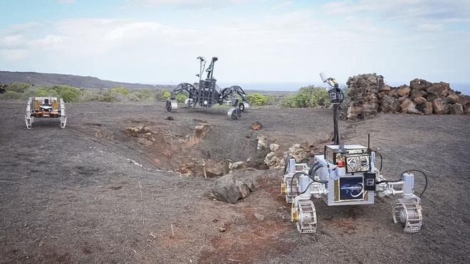 Raumfahrt: Die drei autonomen Rover Coyote III, SherpaTT und LUVMI-X erkunden den Eingang zu einer Lavahöhle auf Lanzarote.