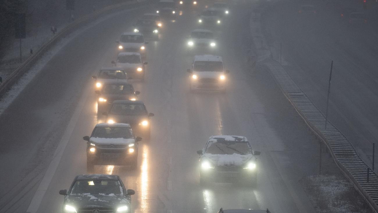 Wetter Wintereinbruch mit glatten Straßen, Staus und Unfällen ZEIT