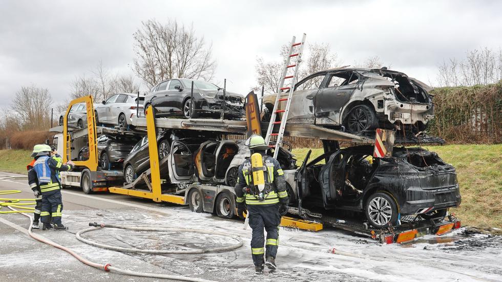 Unfall: Autotransporter auf der A7 fängt Feuer: 130.000 Euro