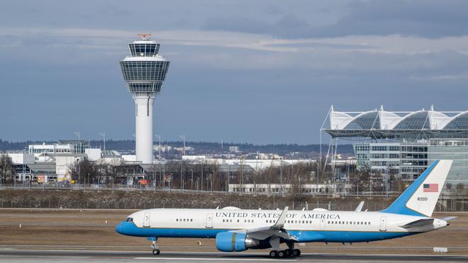 Luftverkehr: Lange Warteschlangen am Münchner Flughafen | DIE ZEIT