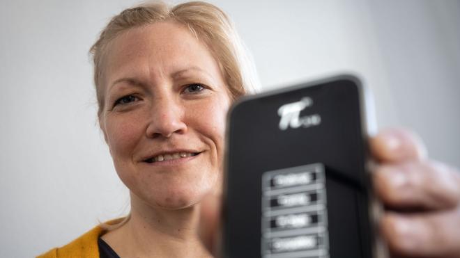 Gedächtnis-Rekord: Susanne Hippauf zeigt auf ihrem Handy eine App für das Gedächtnistraining der Nachkommastellen von Pi.