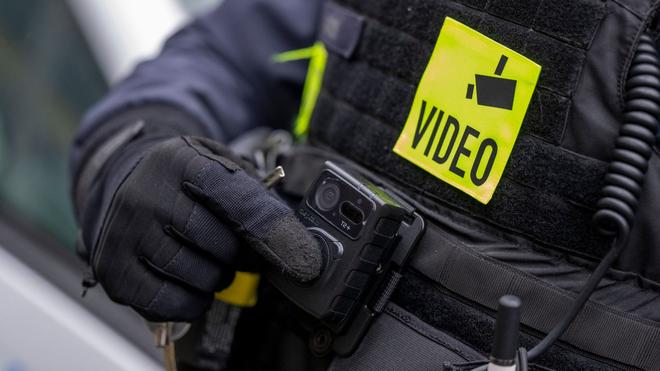 Innere Sicherheit: Ein Polizist schaltet die Bodycam auf seiner Uniform ein.
