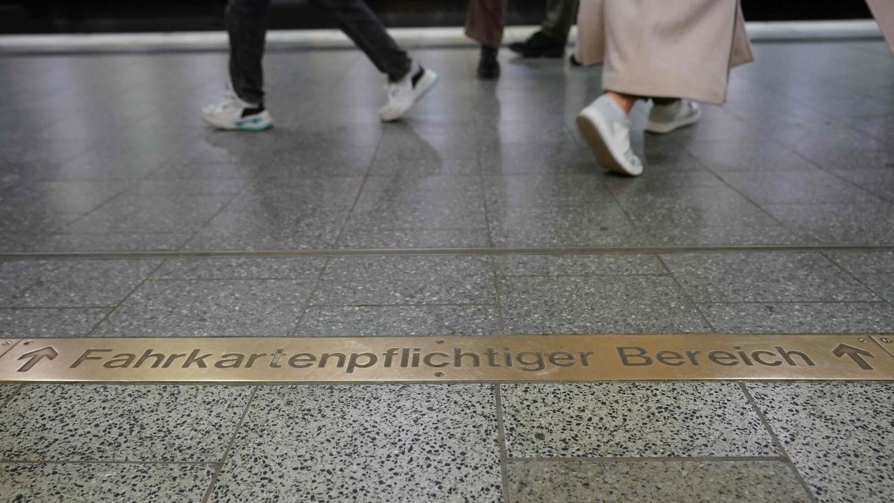 Nahverkehr: Fast 20.000 Bahnsteigkarten verkauft: 1100 Menschen ohne ...