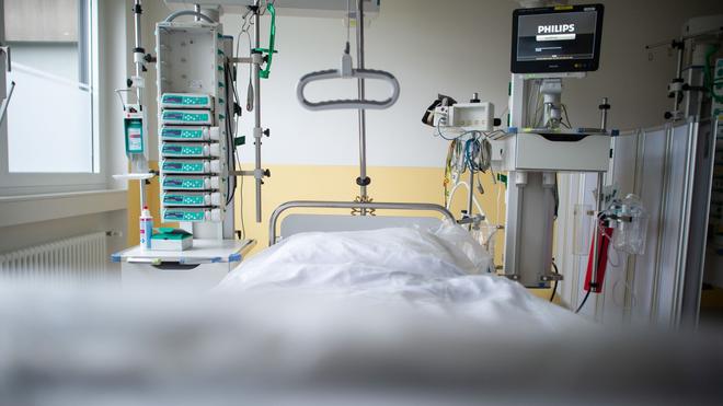 Krankenhäuser: Ein leeres Bett steht in der Intensivstation einer Klinik.
