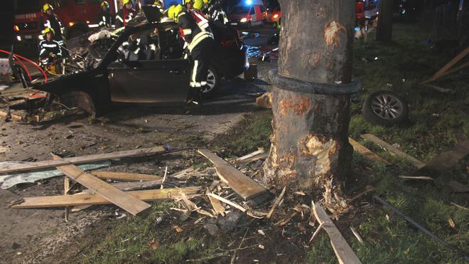 Verkehr: Ein Auto steht nach einem Unfall an einem Baum.