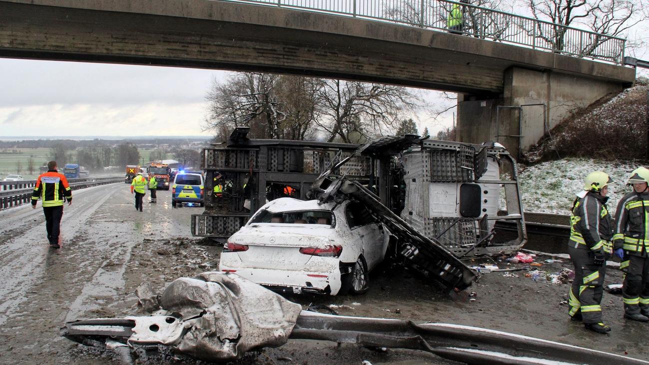 Unfall: Autotransporter Kippt Auf A8 Um: 300.000 Euro Schaden | ZEIT ONLINE