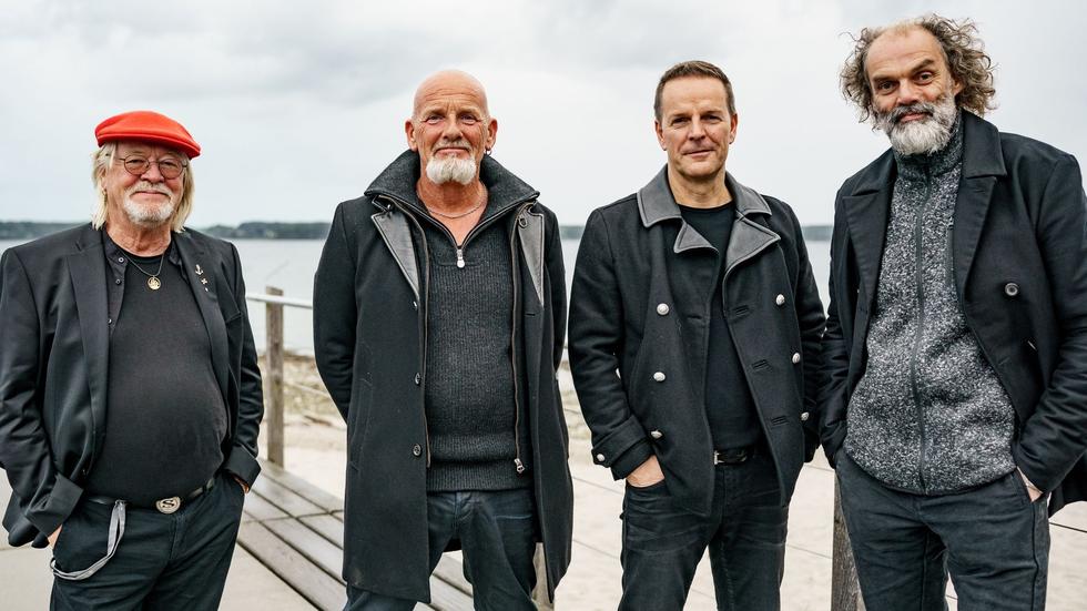 Seenotrettung: Peter David Sage (l-r), Björn Both, Axel Stosberg und Hans-Timm Hinrichsen stehen auf einem Bootssteg am Ufer der Ostsee.