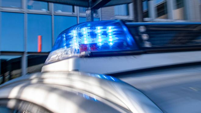 Landshut: Ein Blaulicht leuchtet auf dem Dach eines Polizeiwagens.