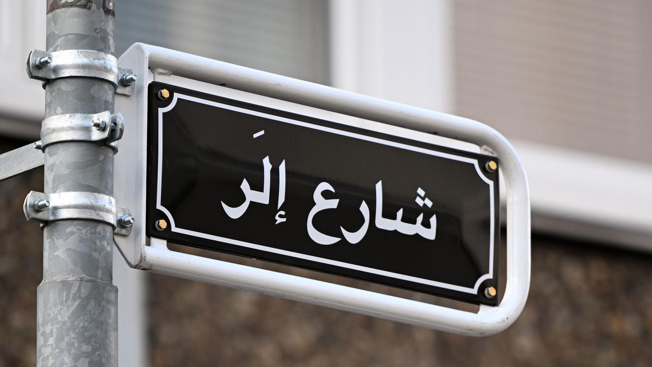 Deutschland bekommt erstes arabisches Straßenschild