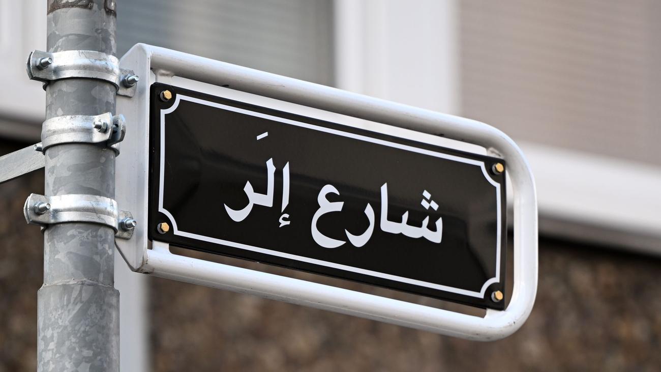 Düsseldorf: Straßenschild in arabischer Schrift überklebt | DIE ZEIT