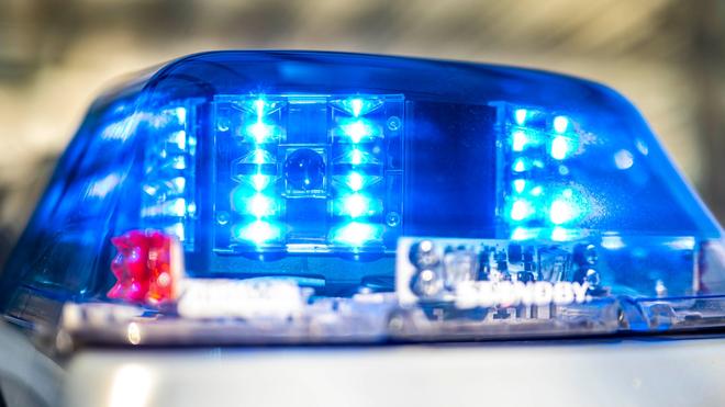 Ermittlungen: Ein Blaulicht leuchtet auf dem Dach eines Polizeiwagens.