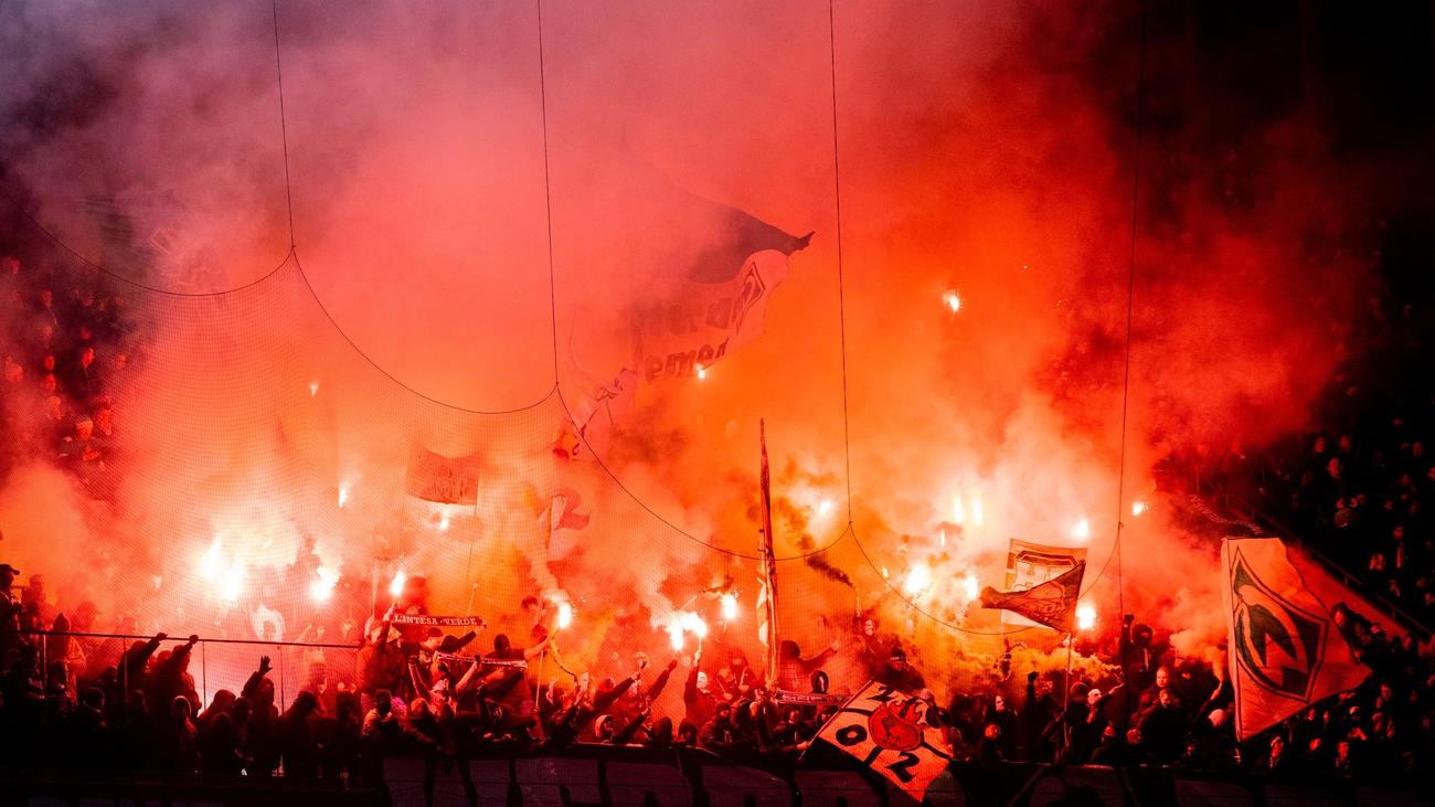 Bundesliga: Strafe für Pyro-Vergehen: Werder muss 61.000 Euro zahlen ...
