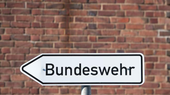 Verteidigung: Ein Hinweisschild mit dem Schriftzug «Bundeswehr» steht auf dem Gelände einer Bundesliegenschaft in Stralsund.
