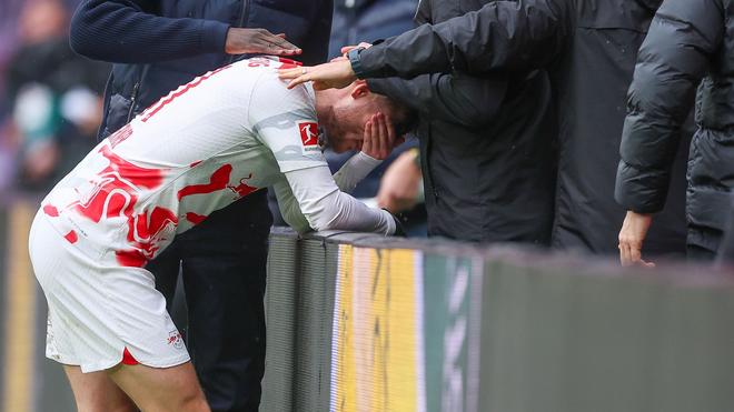 Bundesliga: Mehrere Teammitglieder trösten Leipzigs Spieler Timo Werner nach der 0:3 Niederlage.