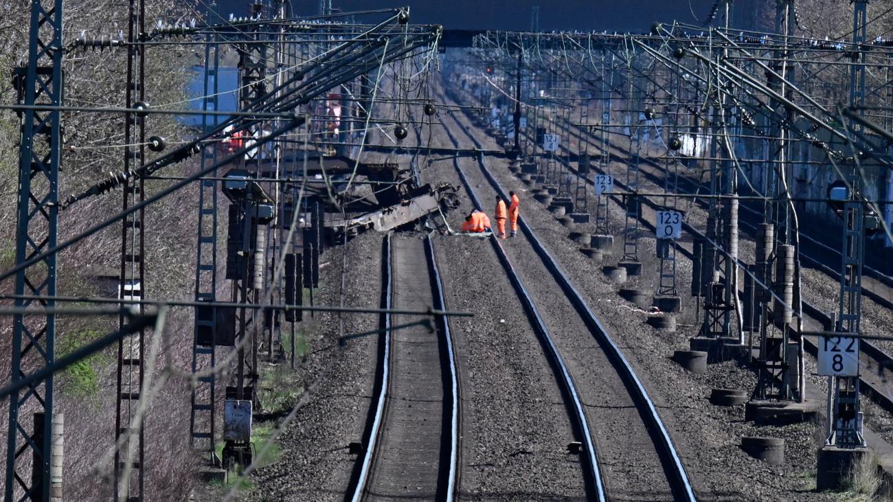 Oberleitungsschaden: Güterwaggon Entgleist: Einschränkungen Auch Am ...