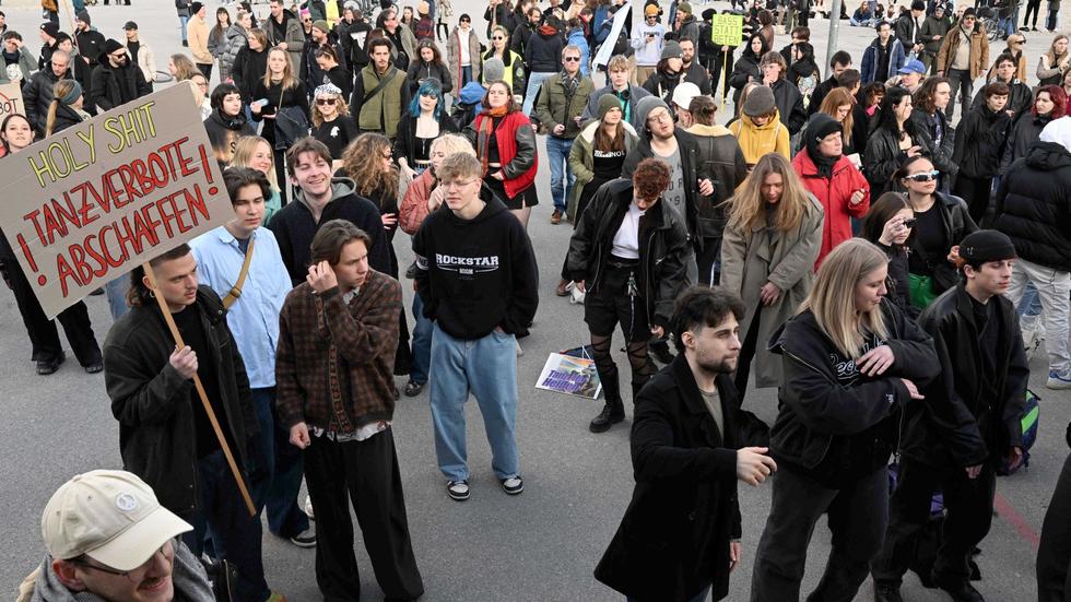 Demonstration: Rund 500 Menschen fordern Ende des Tanzverbots in Bayern ...