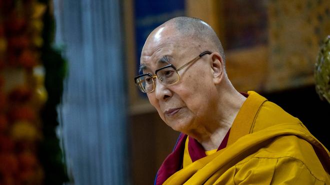 Geistliches Oberhaupt: Kriti am Dalai Lama: Er forderte einen Jungen auf, seine Zunge zu lutschen.