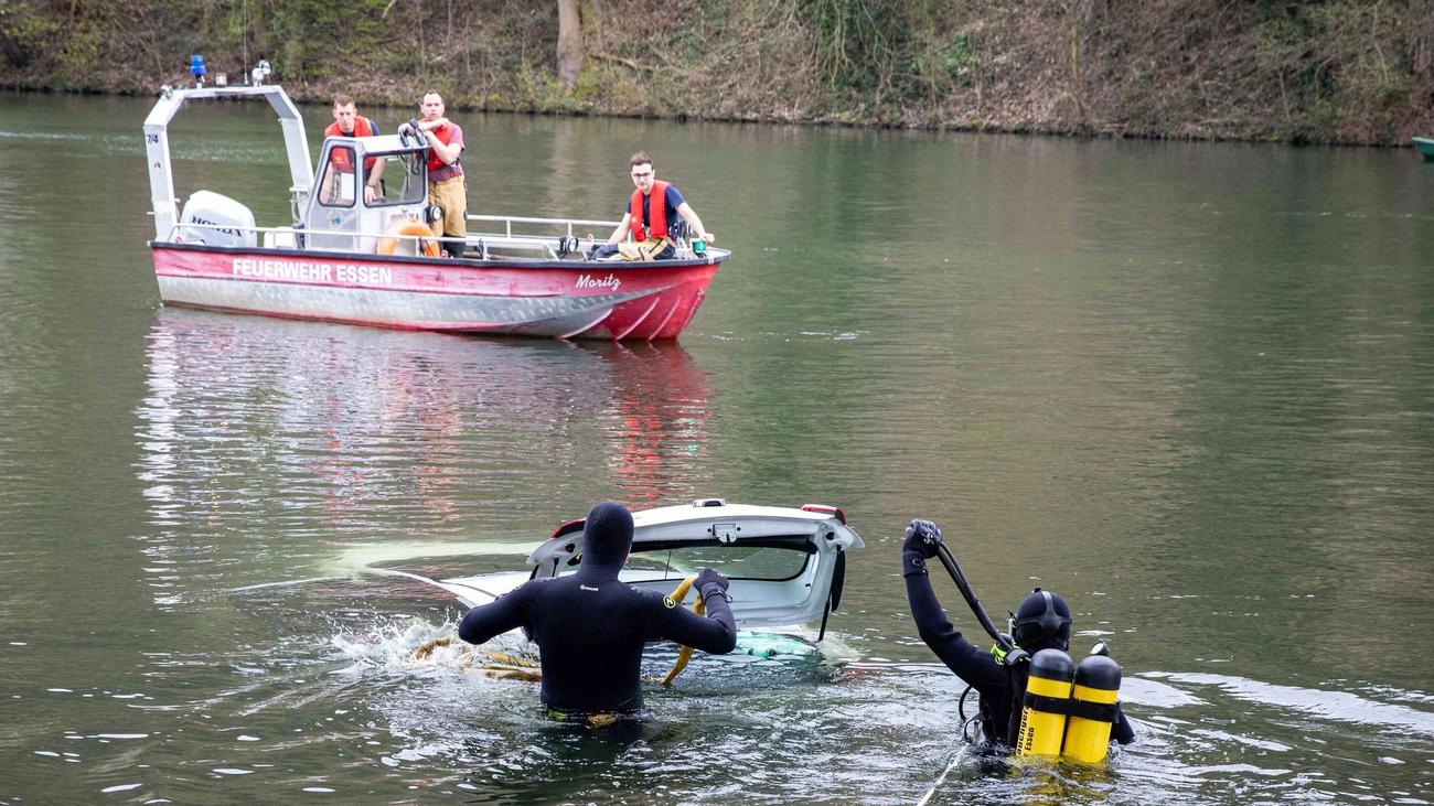 Feuerwehreinsatz: Frau Stürzt In Essen Mit Auto In Die Ruhr Und Rettet ...