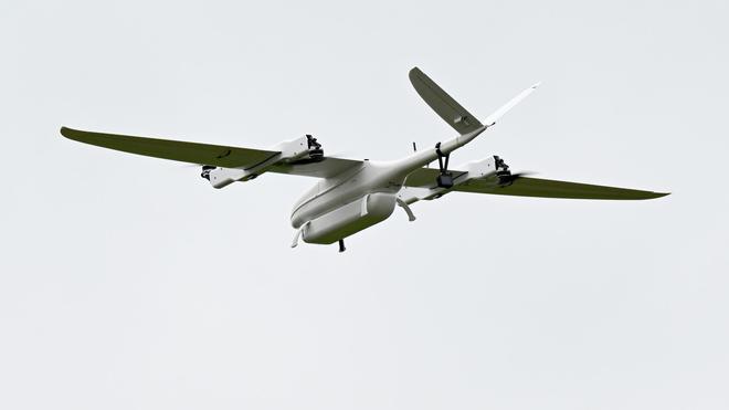 Ludwigsburg: Eine Drohne fliegt bei der feierlichen Übergabe der Betriebsgenehmigung für ein Drohnen-Netzwerk zwischen Kliniken und Laboren zum Transport von medizinischen Proben.