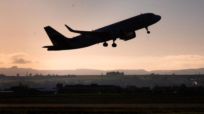 Streiks: Ein Flugzeug des Typs Airbus A320 Neo startet am frühen Morgen vom Flughafen in Stuttgart.